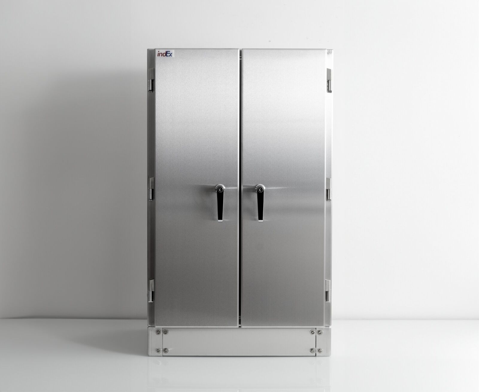 iTB cabinet · floor-standing with plinth
