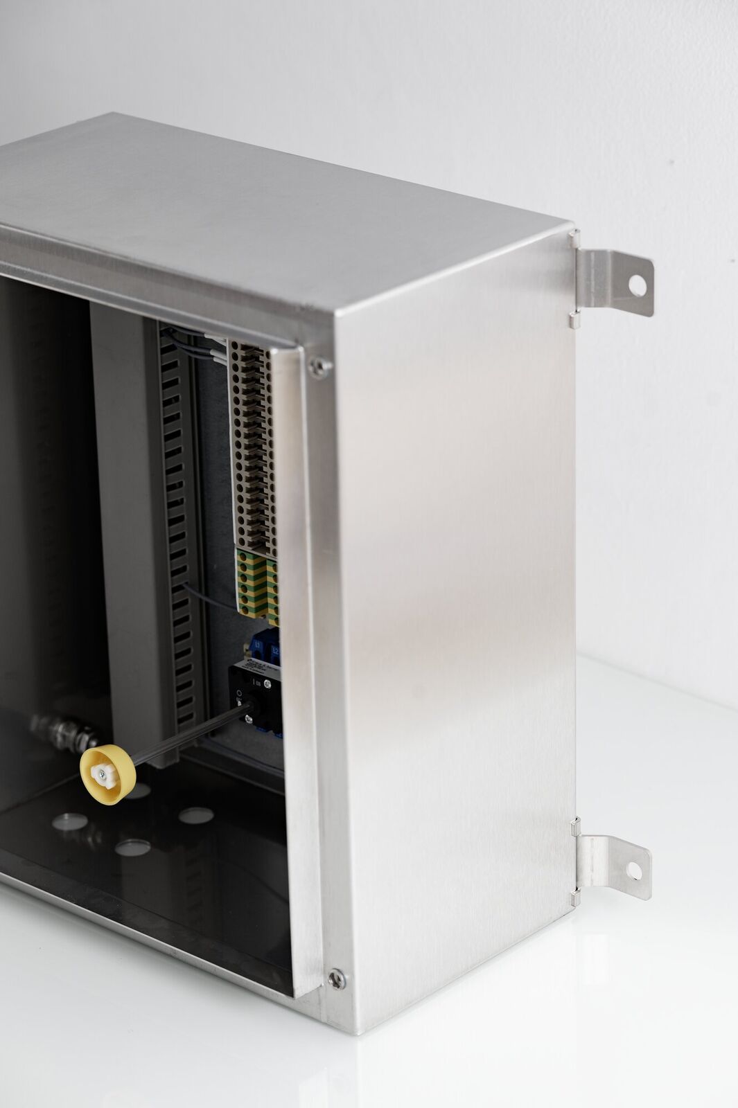 Zone 22 control panel · 2 × pushbutton + isolator · Ex e